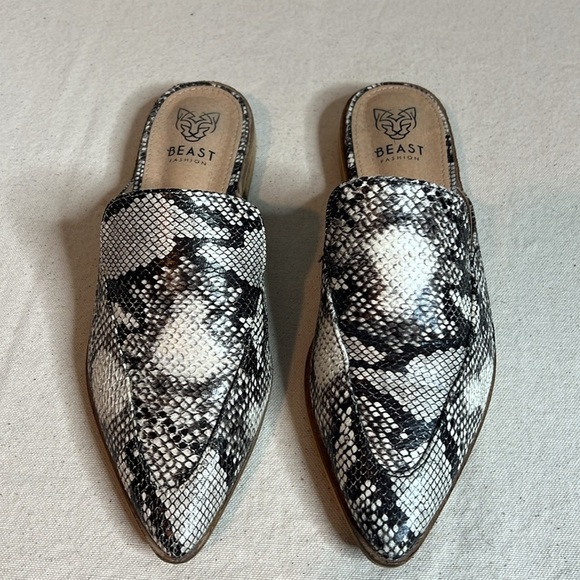 BEAST FASHION Shoes - Beast Fashion Snakeskin Pointed Toe Mule Slides - Size 7